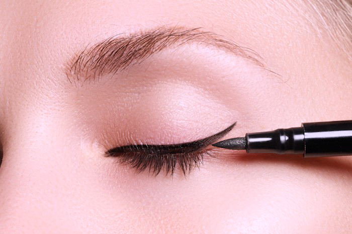 Cake eyeliner or pencil eyeliner? Which is better?